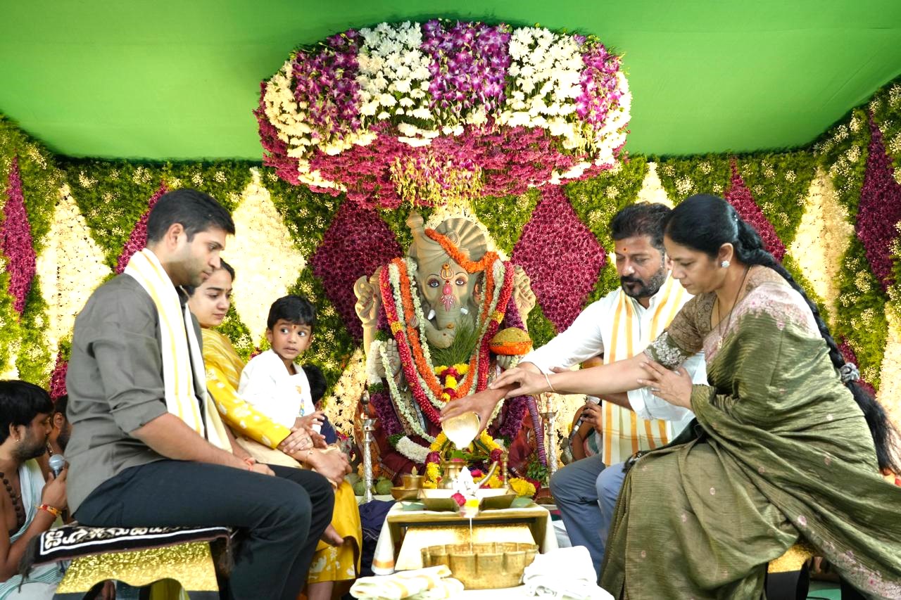 గణపతి పూజా కార్యక్రమంలో పాల్గొన్న సీఎం గణపతి పూజా కార్యక్రమంలో పాల్గొన్న సీఎం