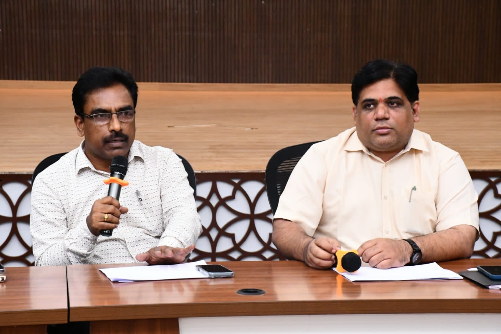 పన్ను వసూళ్లలో అలసత్వం వహిస్తే చర్యలు పన్ను వసూళ్లలో అలసత్వం వహిస్తే చర్యలు