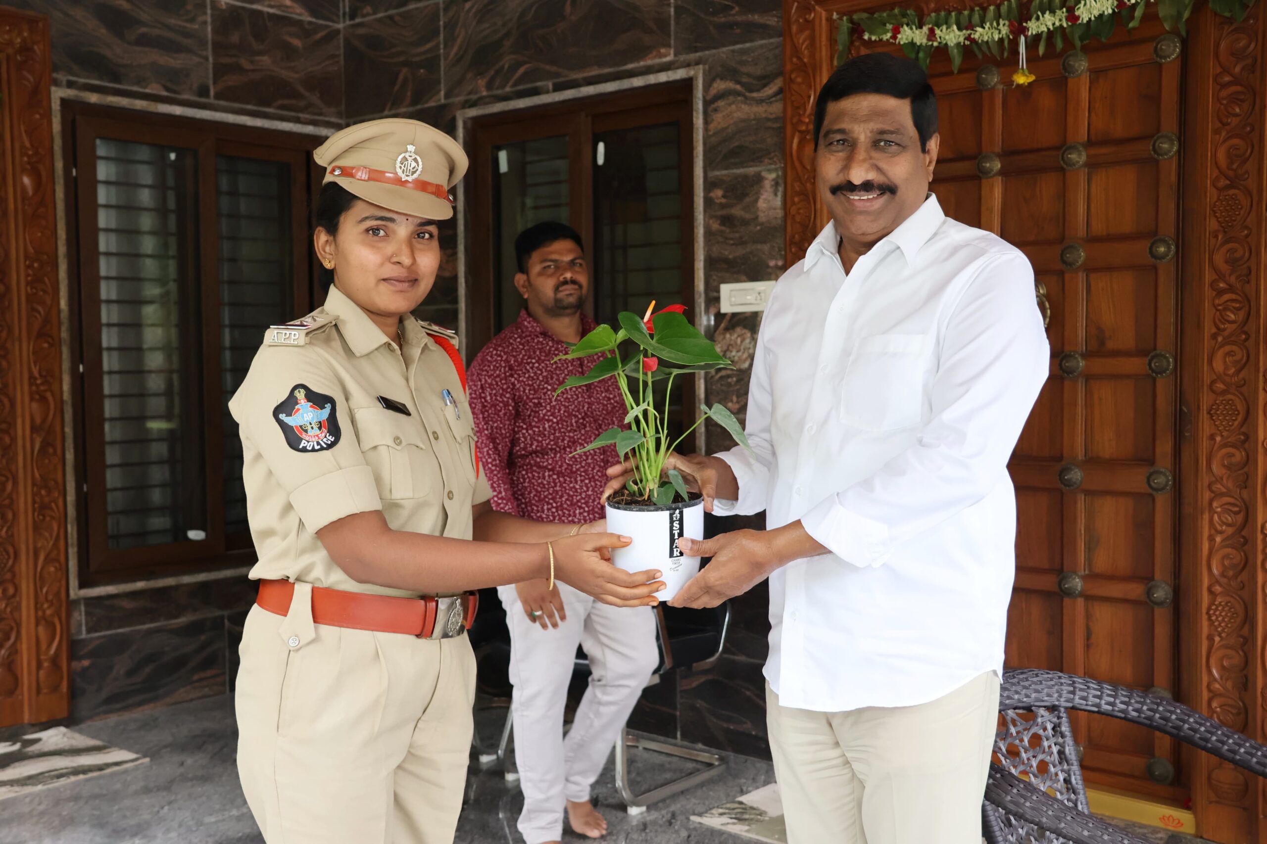 ఎస్సై కి సూచనలు చేసిన మంత్రి ఎస్సై కి సూచనలు చేసిన మంత్రి