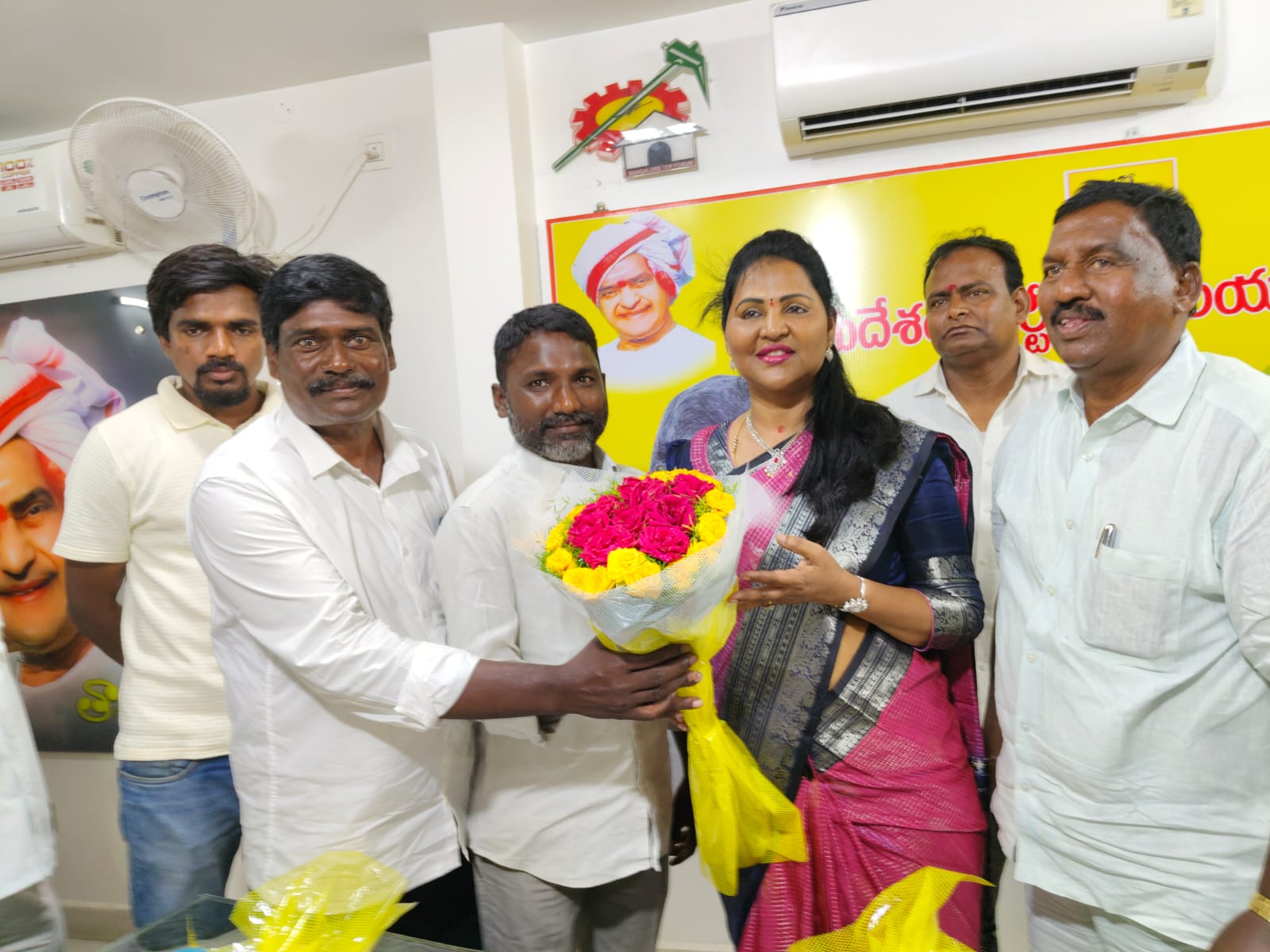 మాదిగ కార్పొరేషన్ చైర్మన్ ను కలిసిన ముత్యాల తిరుపాల్