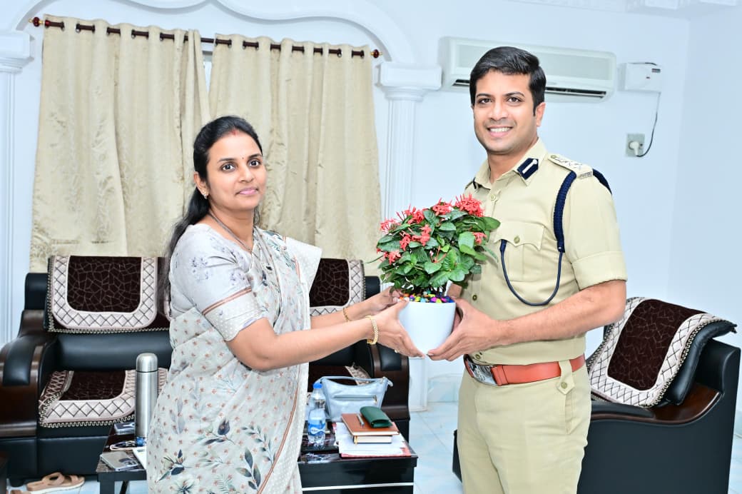 కలెక్టర్ ని మర్యాదపూర్వకంగా కలిసిన జిల్లా ఎస్పీ  విక్రాంతి పాటిల్ 