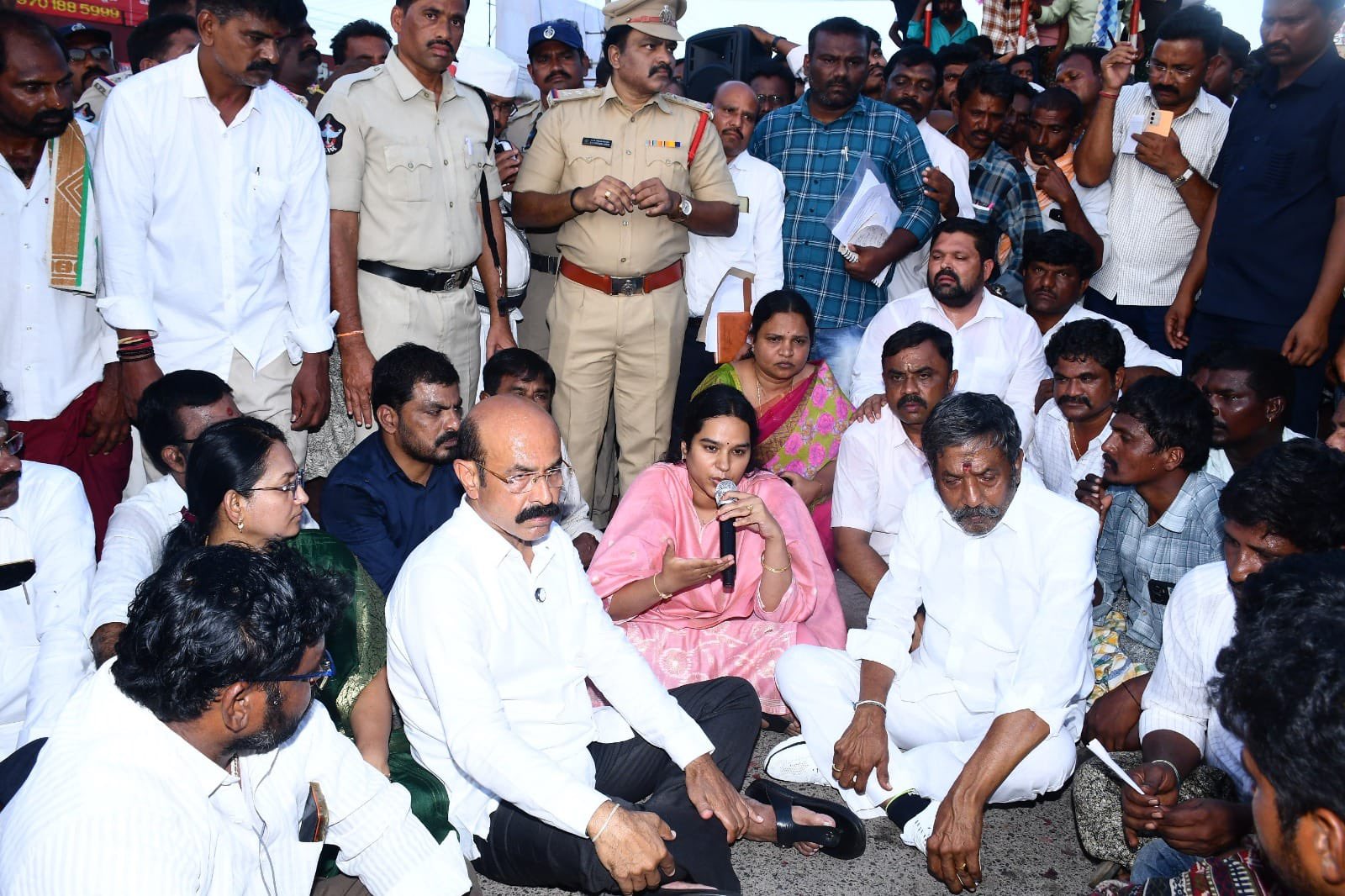 ఆందోళన విరమించండి రైతులను కోరిన జాయింట్ కలెక్టర్