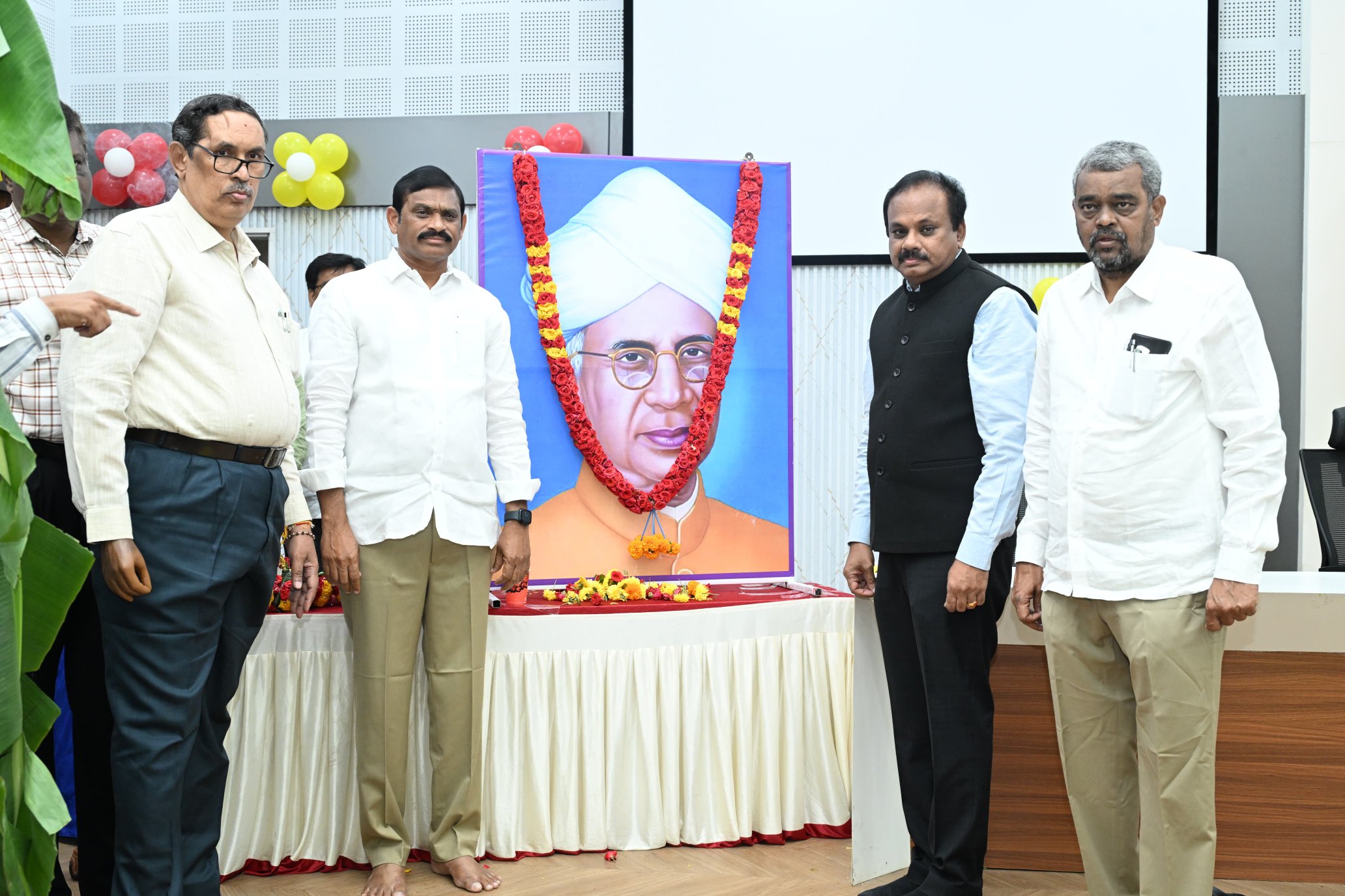 గొప్ప భారతదేశాన్ని నిర్మించేందుకు ఉపాధ్యాయులు కృషి చేయాలి గొప్ప భారతదేశాన్ని నిర్మించేందుకు ఉపాధ్యాయులు కృషి చేయాలి