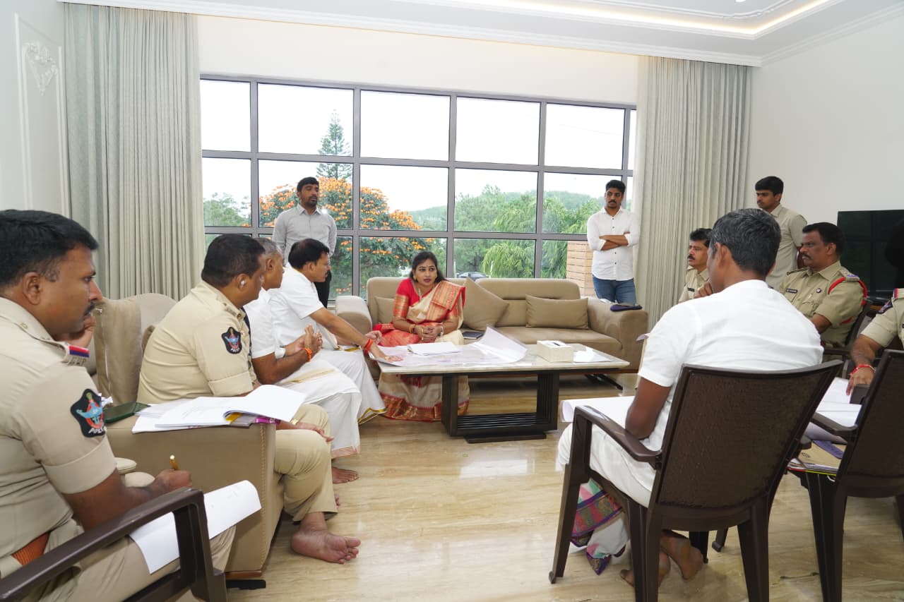 బ్రహ్మోత్సవ ఏర్పాట్లపై అధికారులకు కీలక సూచనలు చేసిన హోం మంత్రి 