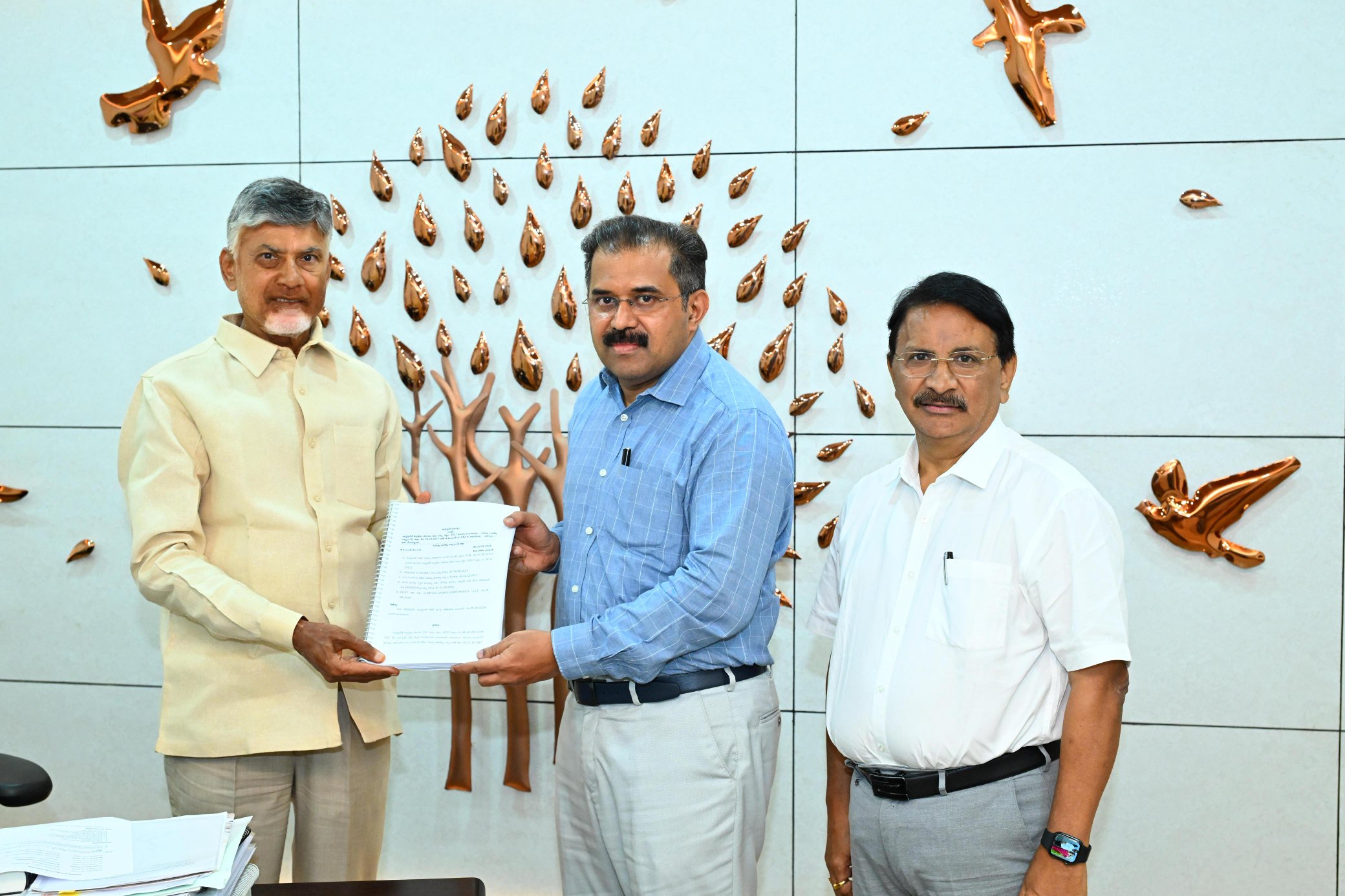 బుక్లెట్ ను ఆవిష్కరించిన ముఖ్యమంత్రి బుక్లెట్ ను ఆవిష్కరించిన ముఖ్యమంత్రి