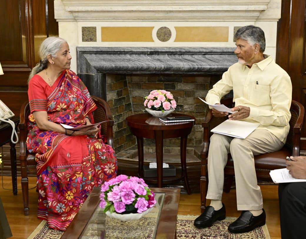 కేంద్ర ఆర్థిక శాఖ మంత్రిని కలిసిన ముఖ్యమంత్రి కేంద్ర ఆర్థిక శాఖ మంత్రిని కలిసిన ముఖ్యమంత్రి