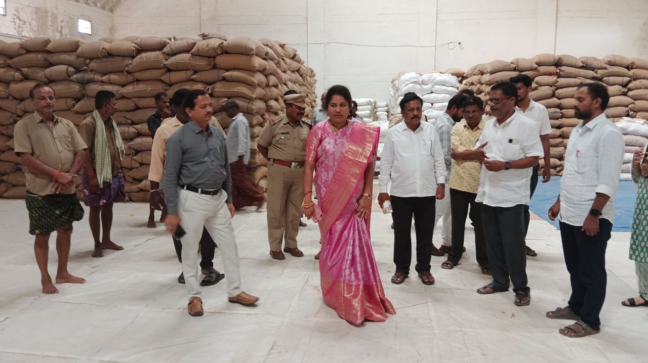 పౌర సరఫరాల గోడం ను తనిఖీ చేసిన రాష్ట్ర ఫుడ్ కమిషన్ పౌర సరఫరాల గోడం ను తనిఖీ చేసిన రాష్ట్ర ఫుడ్ కమిషన్