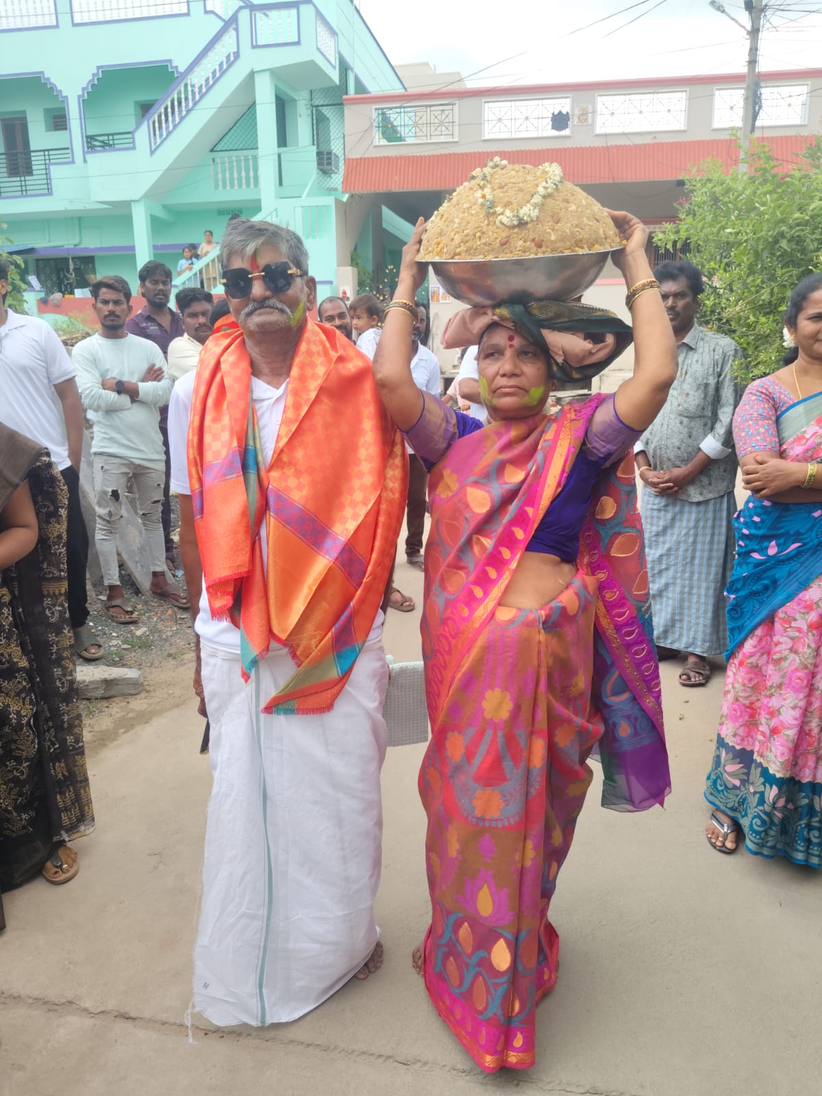 1,50,000 రూ.లకు లడ్డూ దక్కించుకున్న జగన్మోహన్ రెడ్డి దంపతులు 1,50,000 రూ.లకు లడ్డూ దక్కించుకున్న జగన్మోహన్ రెడ్డి దంపతులు
