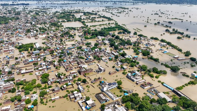 ఉత్తరప్రదేశ్ లో భారీ వరదలు నీటమునిగిన వేల ఇల్లు