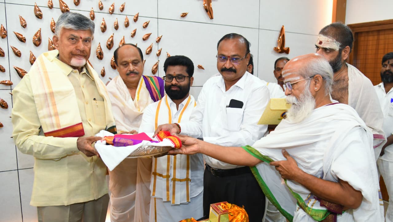 ముఖ్యమంత్రికి ఆహ్వాన పత్రికను అధించిన ఆలయ అధికారులు ముఖ్యమంత్రికి ఆహ్వాన పత్రికను అధించిన ఆలయ అధికారులు