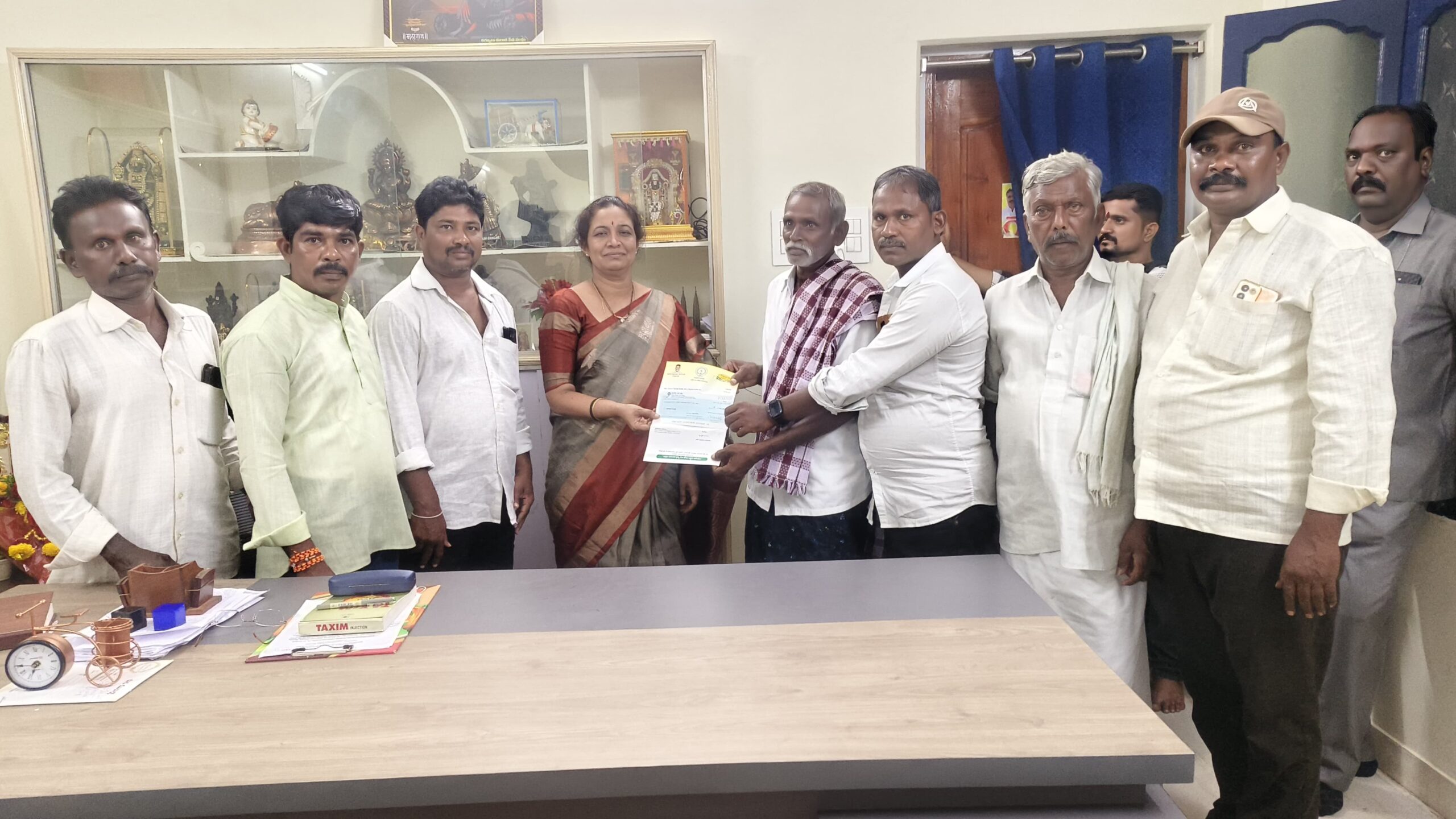 సీఎం రిలీఫ్ ఫండ్ 43,092/-రూ చెక్కును అందజేసిన పాణ్యం ఎమ్మెల్యే గౌ. “శ్రీమతి “గౌరు చరిత”, రెడ్డి గారు సీఎం రిలీఫ్ ఫండ్ 43,092/-రూ చెక్కును అందజేసిన పాణ్యం ఎమ్మెల్యే గౌ. “శ్రీమతి “గౌరు చరిత”, రెడ్డి గారు