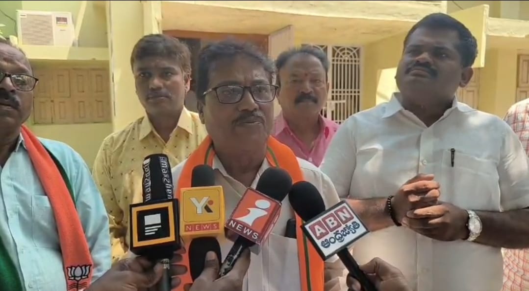 బర్త్ సర్టిఫికెట్ ఇవ్వకుండా నిర్లక్ష్యం చేస్తున్న ఆసుపత్రి పై చర్యలు తీసుకోవాలి బర్త్ సర్టిఫికెట్ ఇవ్వకుండా నిర్లక్ష్యం చేస్తున్న ఆసుపత్రి పై చర్యలు తీసుకోవాలి