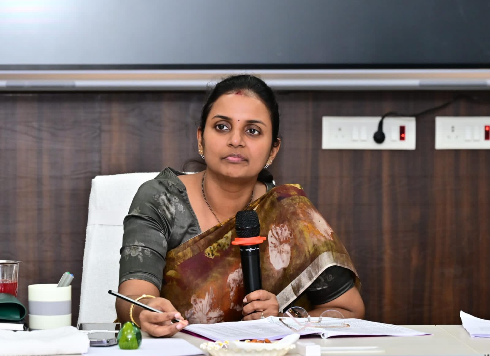 ఈతకు వెళ్లి ఇద్దరు విద్యార్థులు మృతి… బాధిత కుటుంబాలకు సానుభూతిని తెలిపిన కలెక్టర్ ఈతకు వెళ్లి ఇద్దరు విద్యార్థులు మృతి… బాధిత కుటుంబాలకు సానుభూతిని తెలిపిన కలెక్టర్