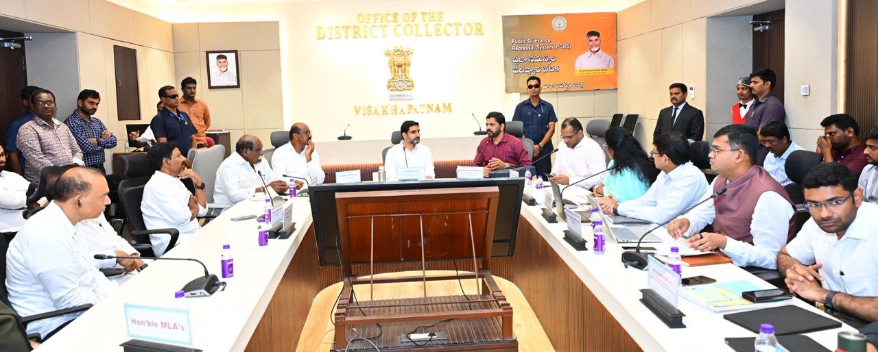 ఉత్తరాంధ్ర జిల్లాల కలెక్టర్ల తో సమావేశం నిర్వహించిన మంత్రి ఉత్తరాంధ్ర జిల్లాల కలెక్టర్ల తో సమావేశం నిర్వహించిన మంత్రి
