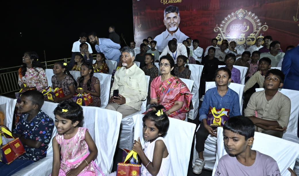 దీపావళి వేడుకల్లో చంద్రబాబు నాయుడు దంపతులు దీపావళి వేడుకల్లో చంద్రబాబు నాయుడు దంపతులు