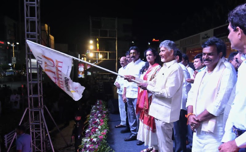 అంబరాన్ని అంటిన సంభరాలు జెండా ఊపి ప్రారంభించిన ముఖ్యమంత్రి అంబరాన్ని అంటిన సంభరాలు జెండా ఊపి ప్రారంభించిన ముఖ్యమంత్రి