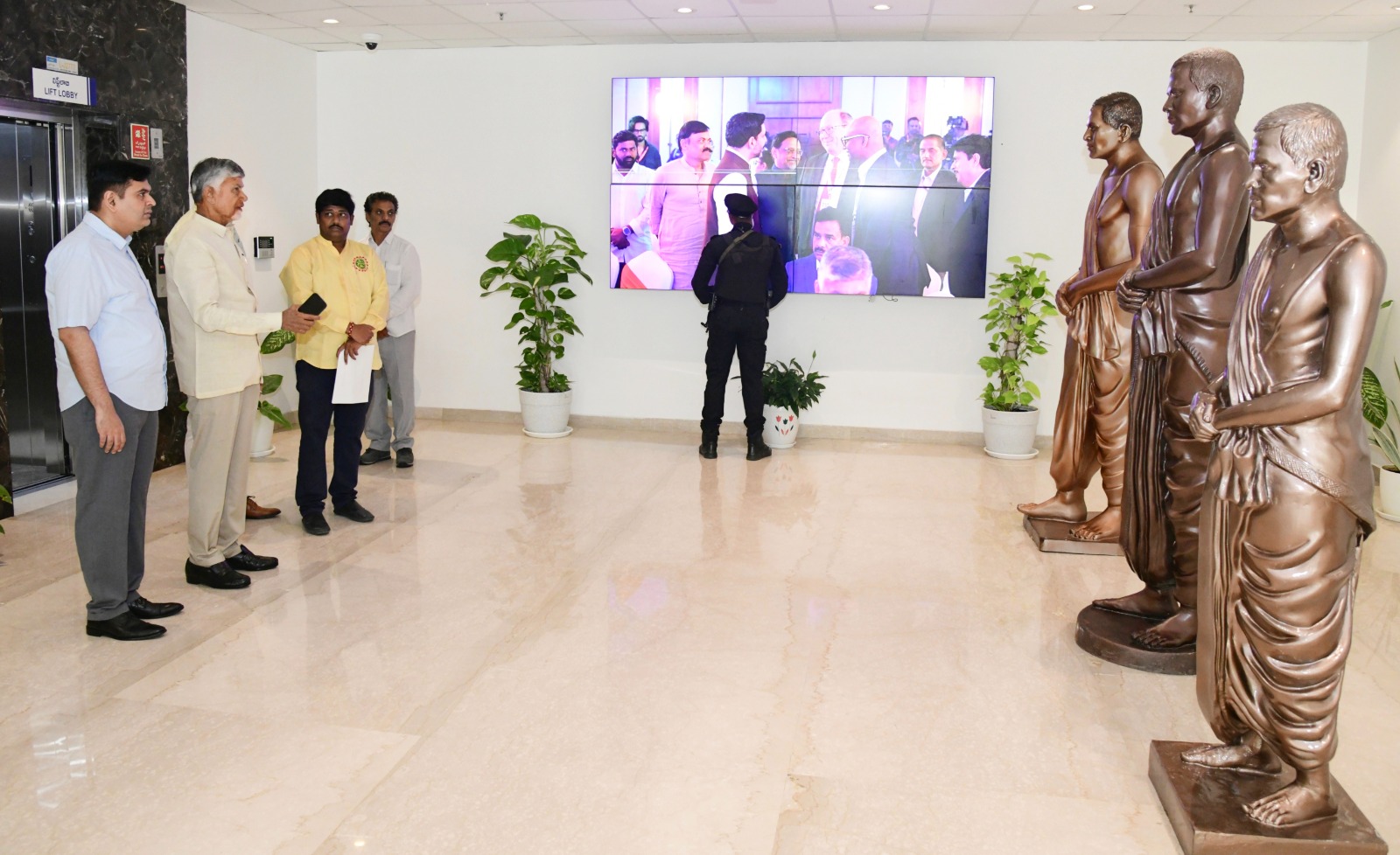విగ్రహ నమూనాలను పరిశీలించిన ముఖ్యమంత్రి విగ్రహ నమూనాలను పరిశీలించిన ముఖ్యమంత్రి