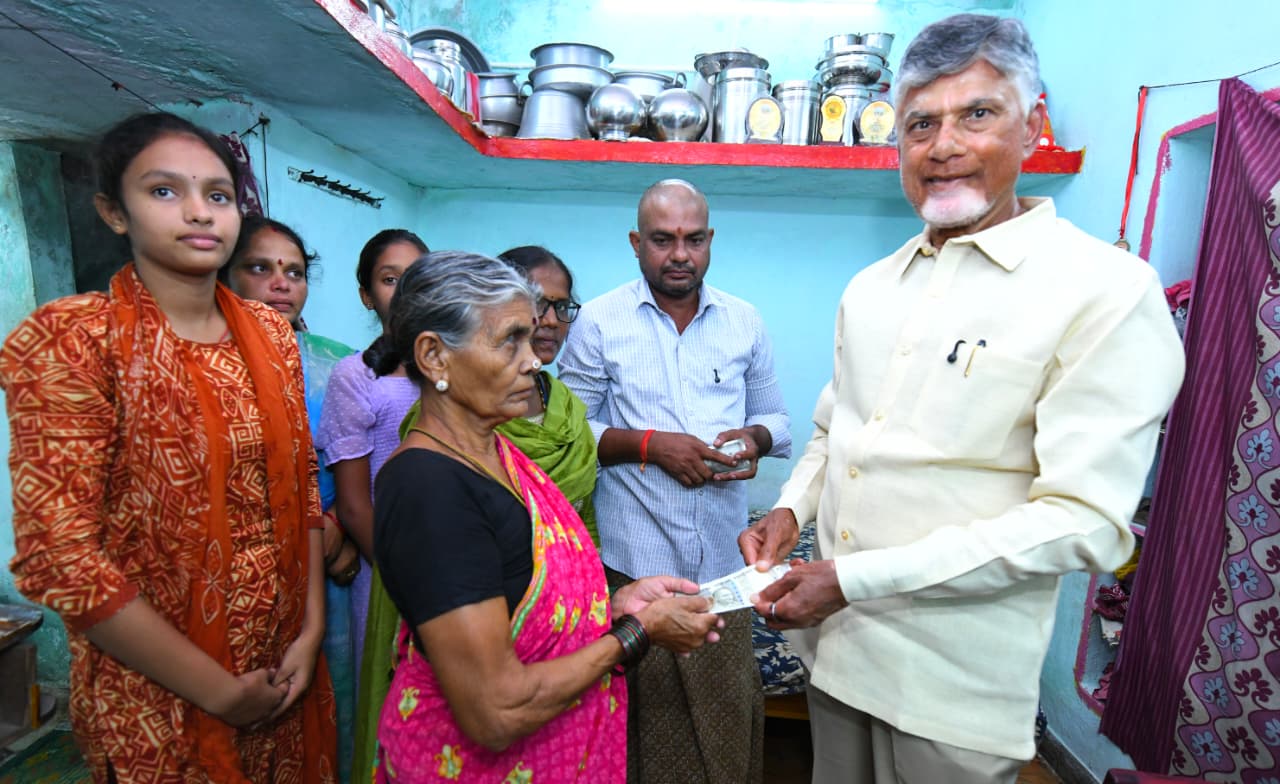పింఛన్లను పంపిణీ చేసిన సిఎం పింఛన్లను పంపిణీ చేసిన సిఎం
