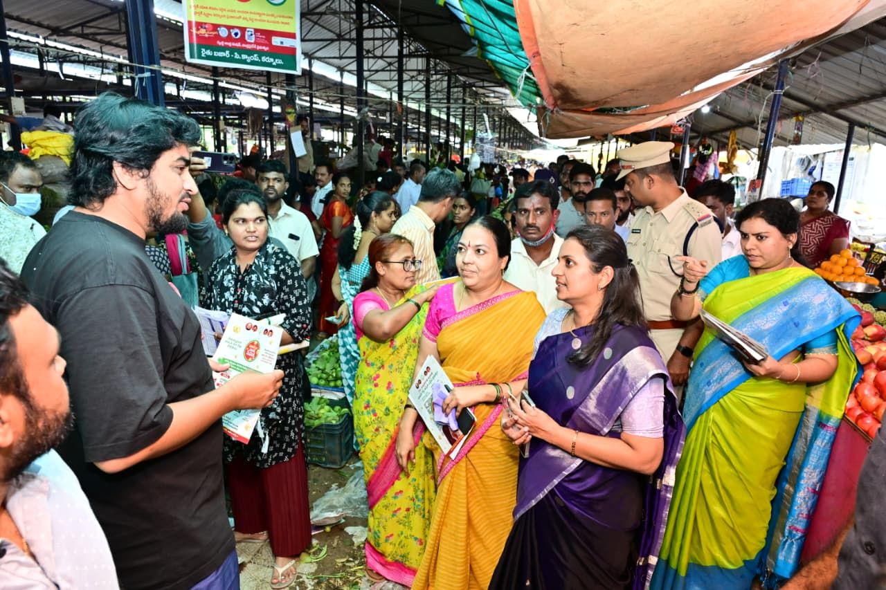 జీఎస్టీ పన్నుల పై అవగాహన : కలెక్టర్ జీఎస్టీ పన్నుల పై అవగాహన : కలెక్టర్