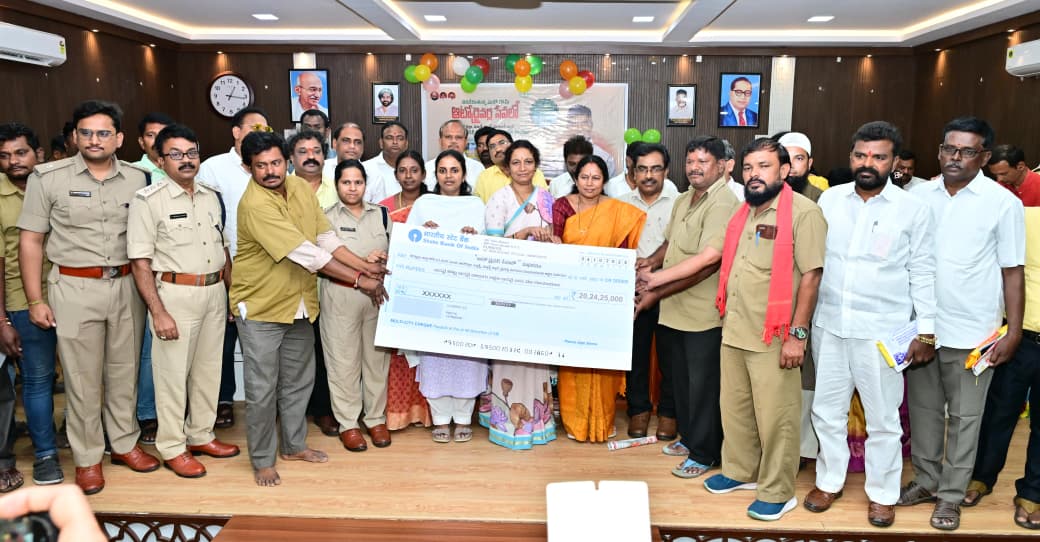 ఆటో డ్రైవర్లకు అండగా రాష్ట్ర ప్రభుత్వం ఆటో డ్రైవర్లకు అండగా రాష్ట్ర ప్రభుత్వం