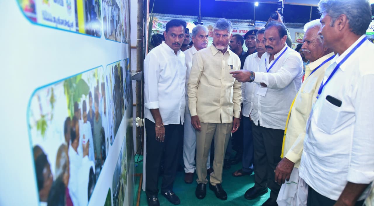 రోబో వంట శాలను పరిశీలించిన సీఎం రోబో వంట శాలను పరిశీలించిన సీఎం