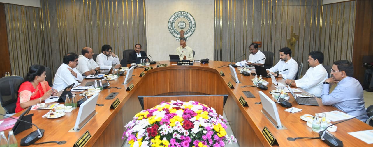 మంత్రివర్గ సమావేశంలో కీలక సూచనలు చేసిన సీఎం మంత్రివర్గ సమావేశంలో కీలక సూచనలు చేసిన సీఎం