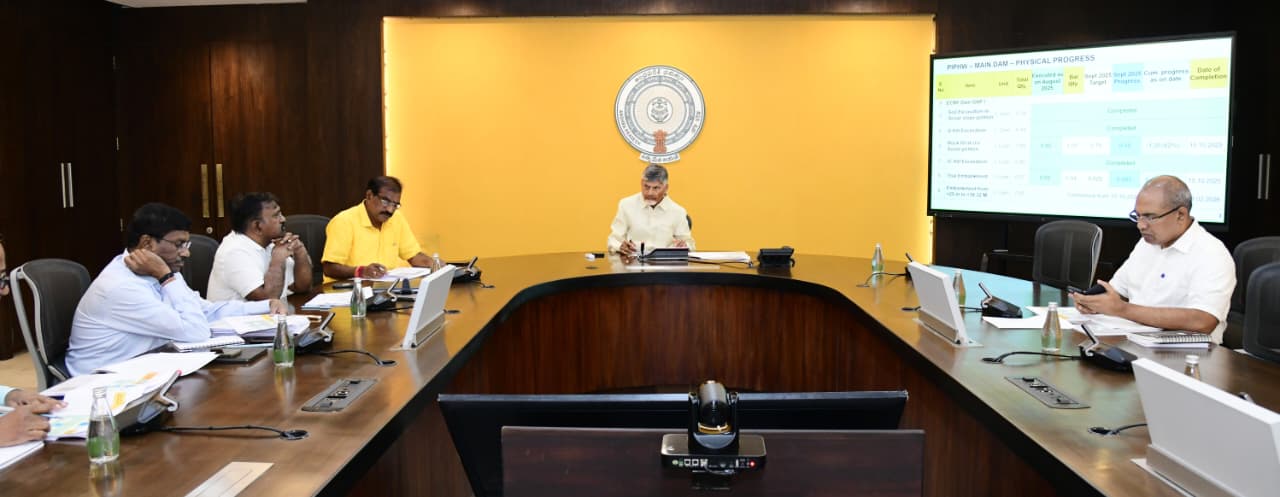 పోలవరం ప్రాజెక్టుపై ఉన్నత స్థాయి సమావేశం నిర్వహించిన ముఖ్యమంత్రి పోలవరం ప్రాజెక్టుపై ఉన్నత స్థాయి సమావేశం నిర్వహించిన ముఖ్యమంత్రి