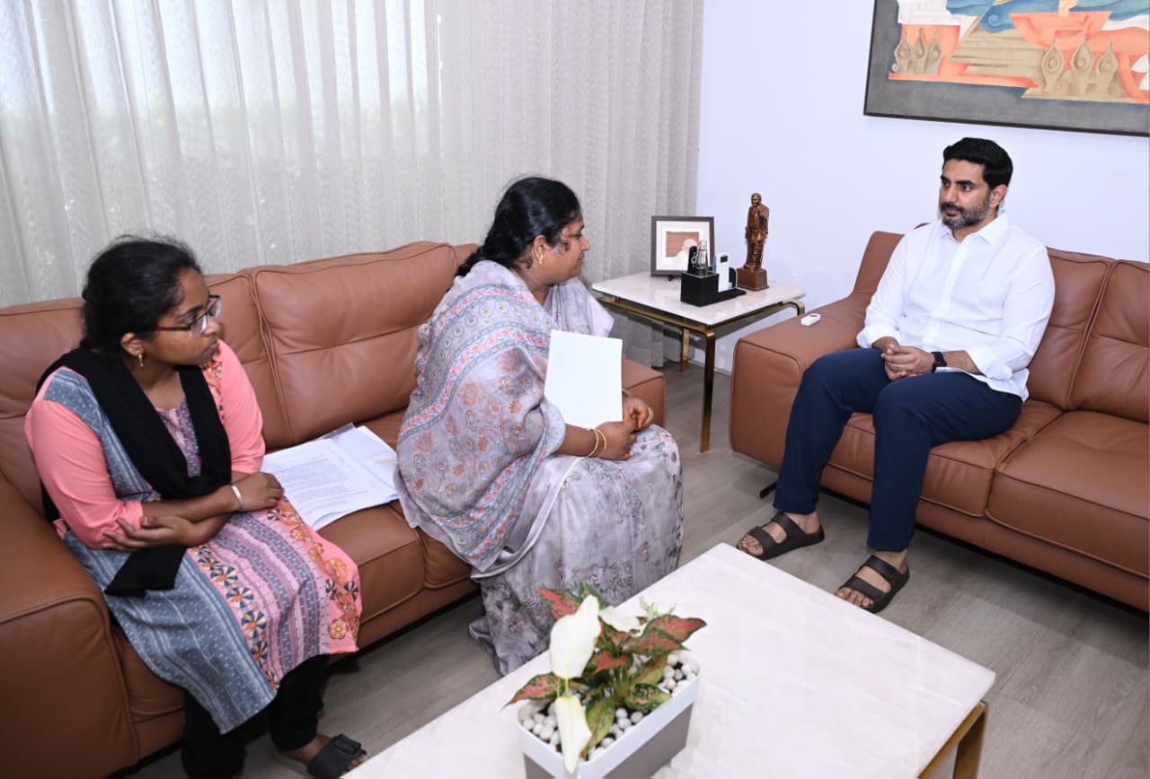 కార్యకర్తలకు అండగా ఉంటాం: మంత్రి నారా లోకేష్ కార్యకర్తలకు అండగా ఉంటాం: మంత్రి నారా లోకేష్