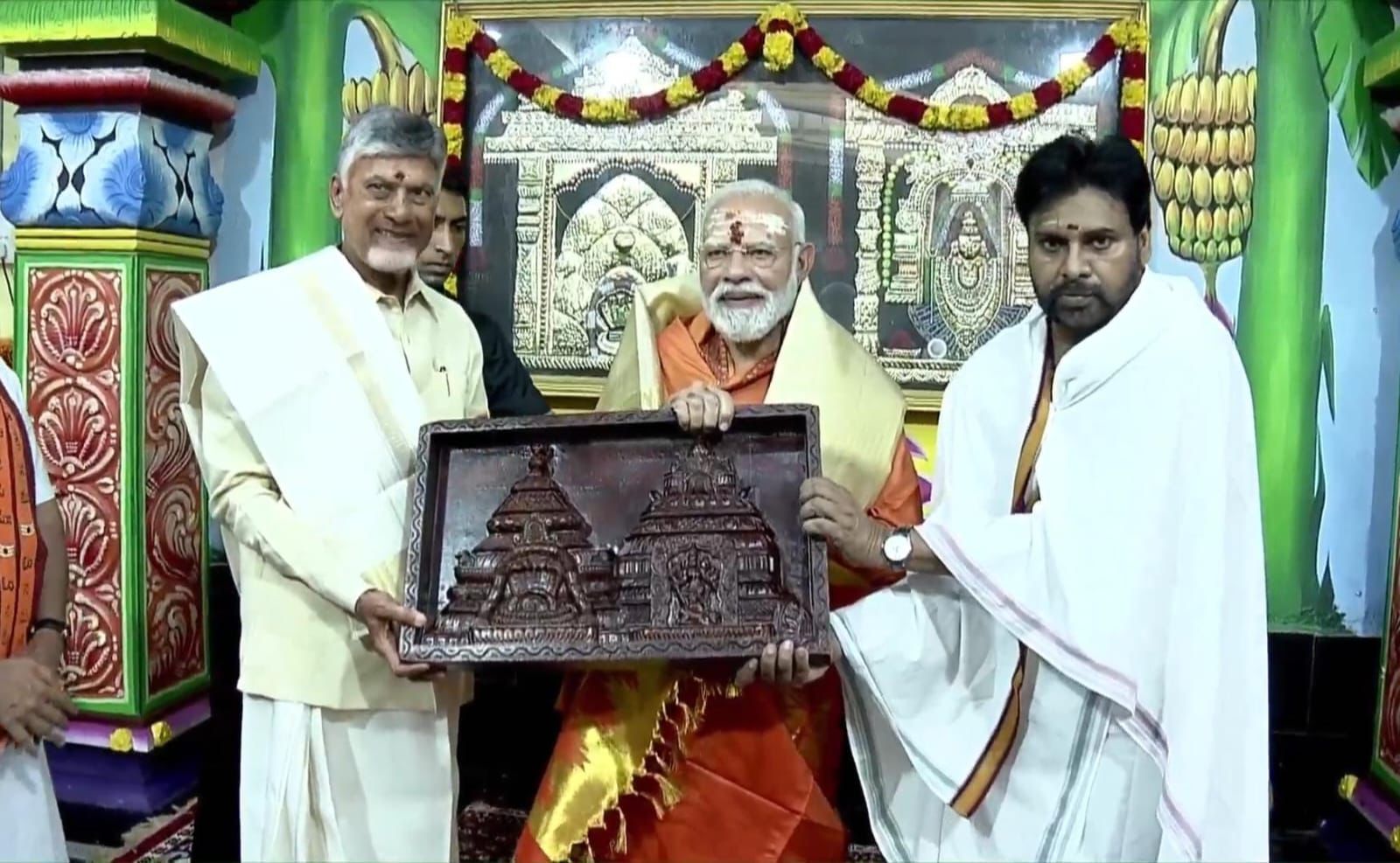 శ్రీశైలం భ్రమరాంబా మల్లికార్జు స్వామి దర్శించున్న భారత ప్రధాని నరేంద్రమోడీ శ్రీశైలం భ్రమరాంబా మల్లికార్జు స్వామి దర్శించున్న భారత ప్రధాని నరేంద్రమోడీ