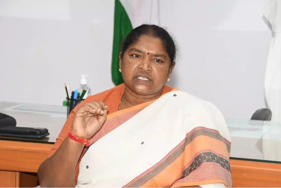 ఉద్యోగులతో సమావేశమైన మంత్రి సీతక్క ఉద్యోగులతో సమావేశమైన మంత్రి సీతక్క