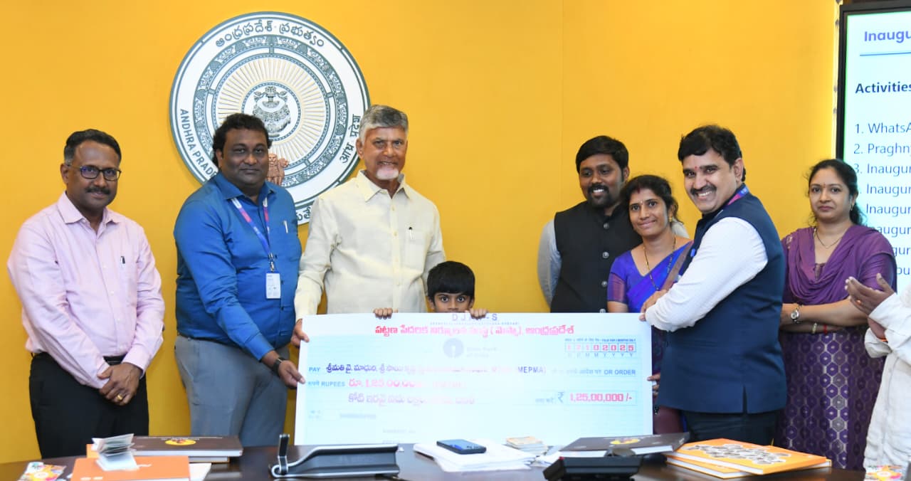 మహిళల అభివృద్ధికి కట్టుబడి ఉన్నాం :సీఎం చంద్రబాబు నాయుడు మహిళల అభివృద్ధికి కట్టుబడి ఉన్నాం :సీఎం చంద్రబాబు నాయుడు