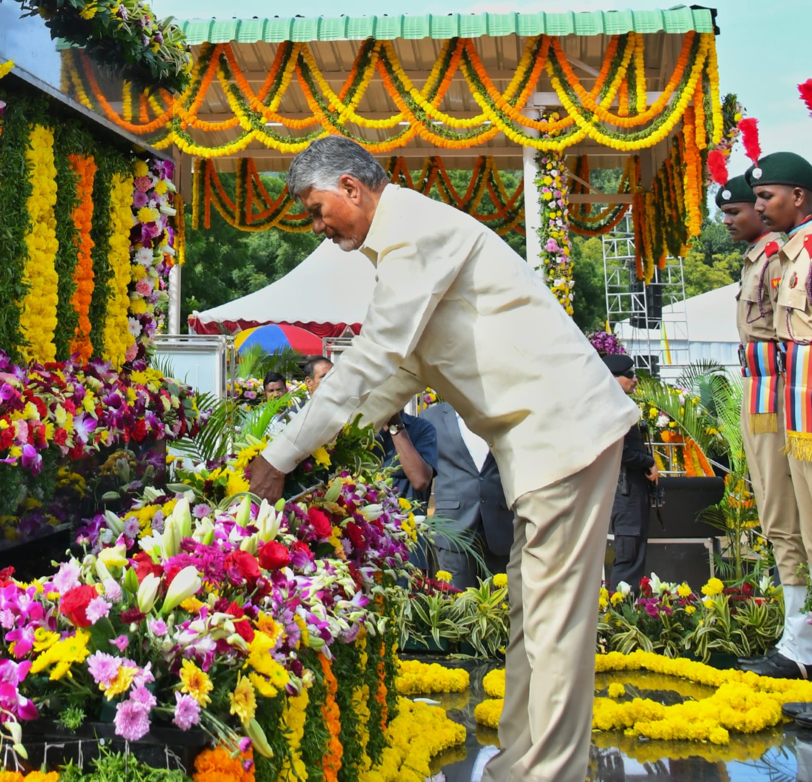 అమరవీరులకు నివాళులు అర్పించిన సీఎం అమరవీరులకు నివాళులు అర్పించిన సీఎం