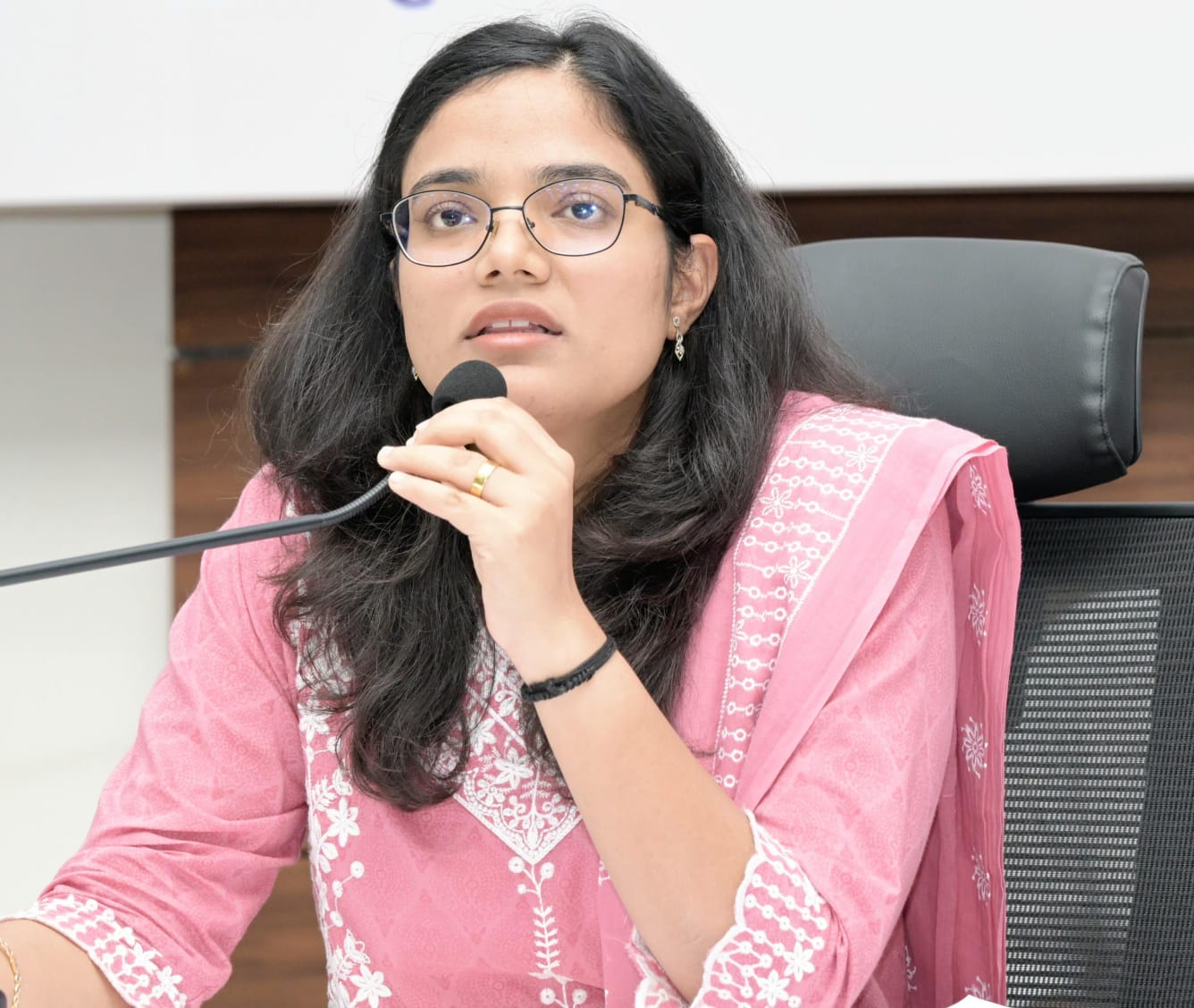 జిల్లా యంత్రాంగం అప్రమత్తంగా ఉండాలి : ఇంచార్జి కలెక్టర్ జిల్లా యంత్రాంగం అప్రమత్తంగా ఉండాలి : ఇంచార్జి కలెక్టర్