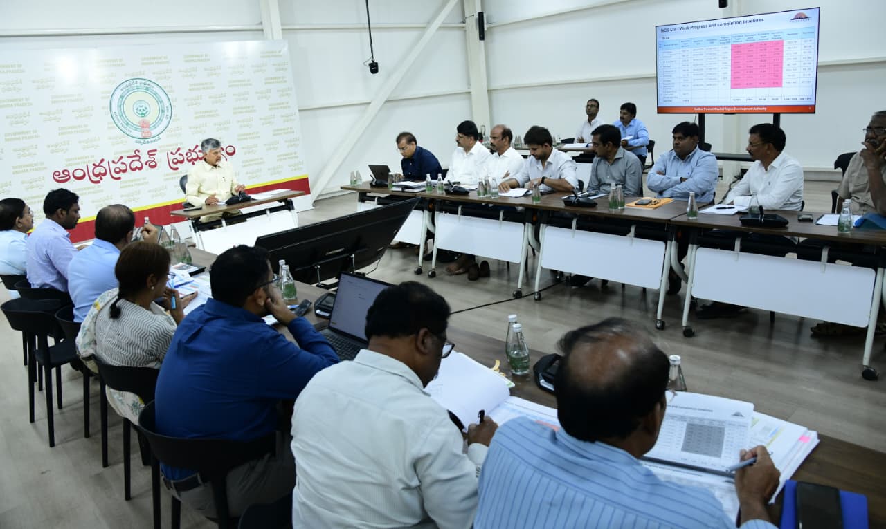 రాజధాని నిర్మాణ పనులపై అధికారులతో సమీక్ష చేసిన సీఎం రాజధాని నిర్మాణ పనులపై అధికారులతో సమీక్ష చేసిన సీఎం