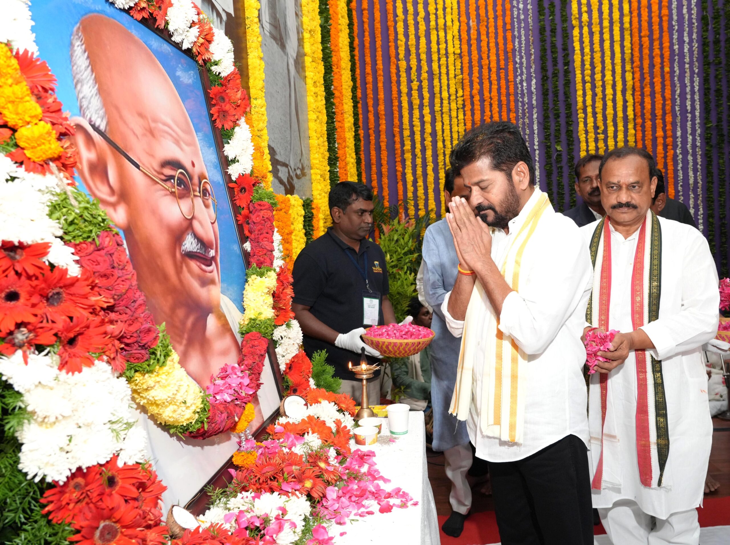 మహాత్ముడికి పుష్పాంజలి ఘటించిన ముఖ్యమంత్రి రేవంత్ రెడ్డి మహాత్ముడికి పుష్పాంజలి ఘటించిన ముఖ్యమంత్రి రేవంత్ రెడ్డి