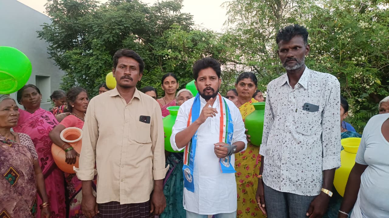 గుక్కెడు నీరు కోసం ఏళ్లుగా కష్టాలు…! కష్టాల కడలిలో ప్రజలను ఆదుకునేది ఎవరు? గుక్కెడు నీరు కోసం ఏళ్లుగా కష్టాలు…! కష్టాల కడలిలో ప్రజలను ఆదుకునేది ఎవరు?