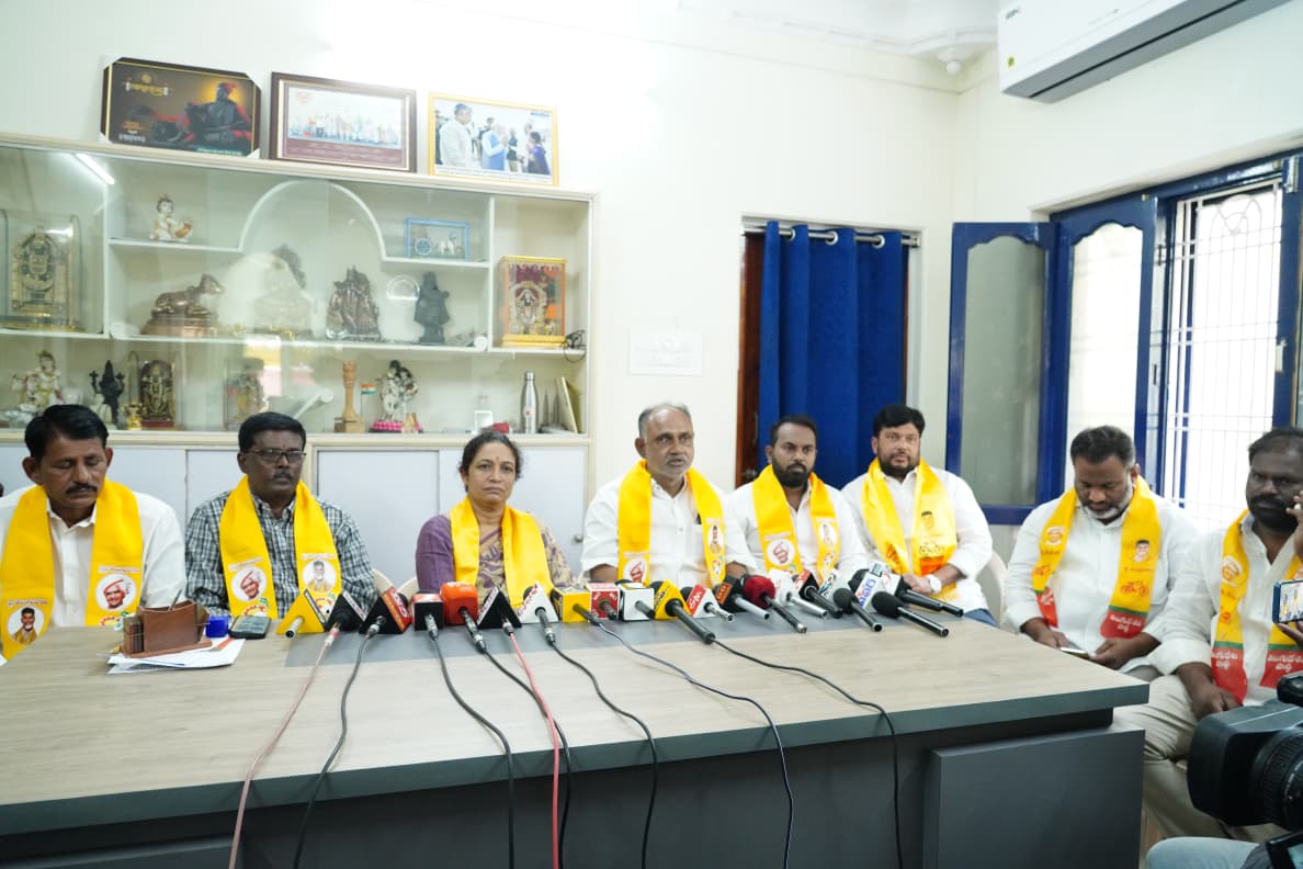 కల్తీ మద్యం పై వైసీపీ నాయకులు దొంగే దొంగ దొంగ అన్నట్లు ఉంది: ఎమ్మెల్యే గౌరు చరితా రెడ్డి కల్తీ మద్యం పై వైసీపీ నాయకులు దొంగే దొంగ దొంగ అన్నట్లు ఉంది: ఎమ్మెల్యే గౌరు చరితా రెడ్డి