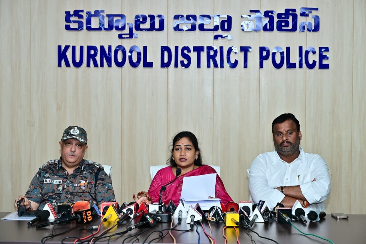 బస్సు ప్రమాద ఘటనపై వివరాలు వెల్లడించిన హోంమంత్రి అనిత బస్సు ప్రమాద ఘటనపై వివరాలు వెల్లడించిన హోంమంత్రి అనిత