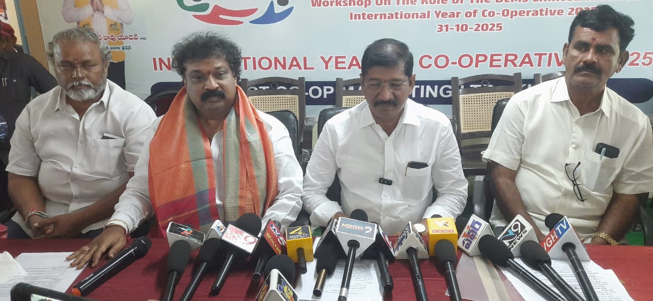 కోపరేటివ్ సొసైటీ ద్వారా రైతులకు ఆర్థిక సహకారం కోపరేటివ్ సొసైటీ ద్వారా రైతులకు ఆర్థిక సహకారం