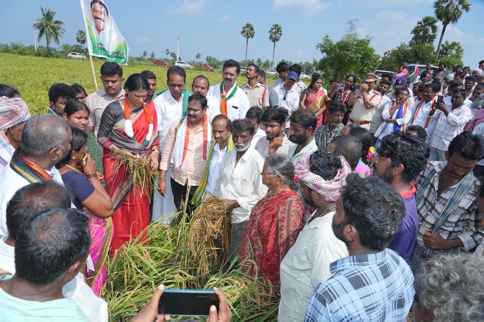 నష్టపోయిన ప్రతి రైతుకి ఎకరాకు 25 వేల రూపాయలు ఇవ్వాలి: కాంగ్రెస్ నేత వైయస్ షర్మిల నష్టపోయిన ప్రతి రైతుకి ఎకరాకు 25 వేల రూపాయలు ఇవ్వాలి: కాంగ్రెస్ నేత వైయస్ షర్మిల
