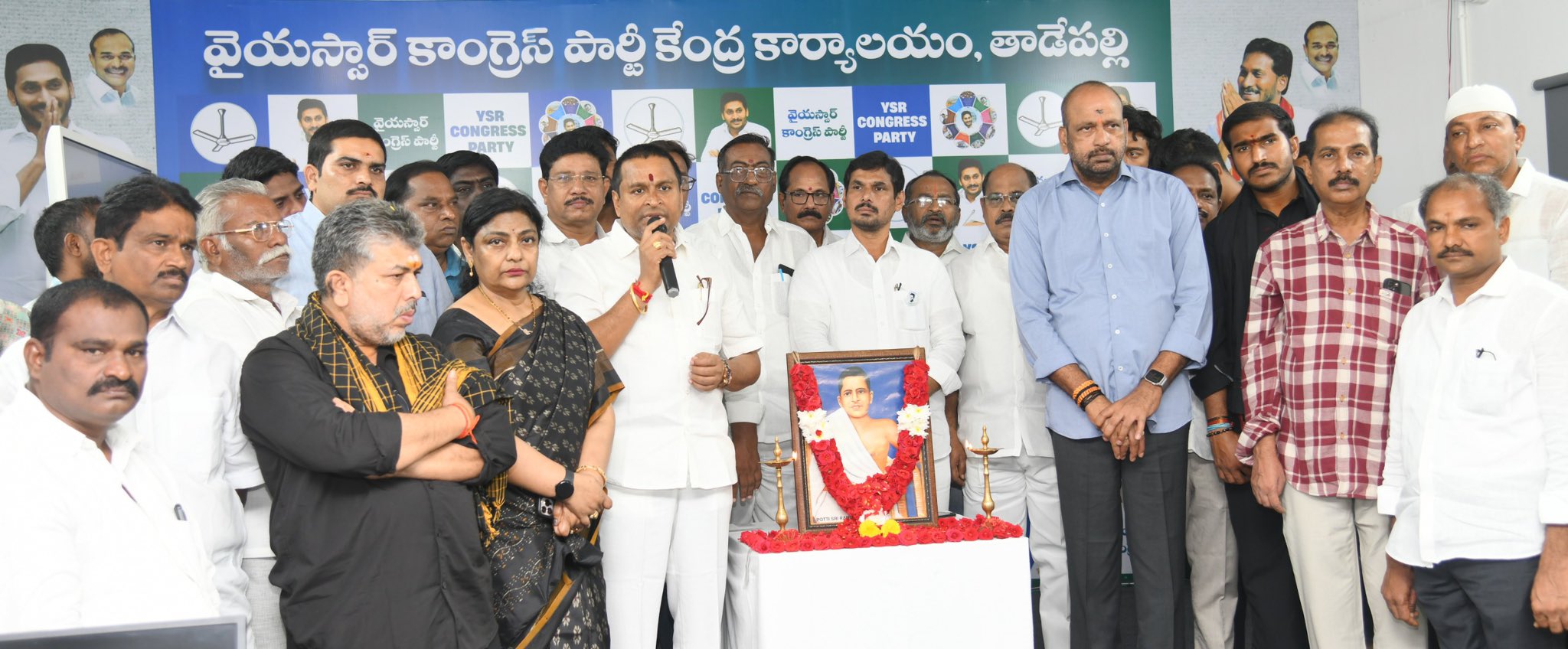 వైఎస్సార్సీపీ కేంద్ర కార్యాలయంలో ఆంధ్రరాష్ట్ర అవతరణ దినోత్సవ వేడుకలు వైఎస్సార్సీపీ కేంద్ర కార్యాలయంలో ఆంధ్రరాష్ట్ర అవతరణ దినోత్సవ వేడుకలు