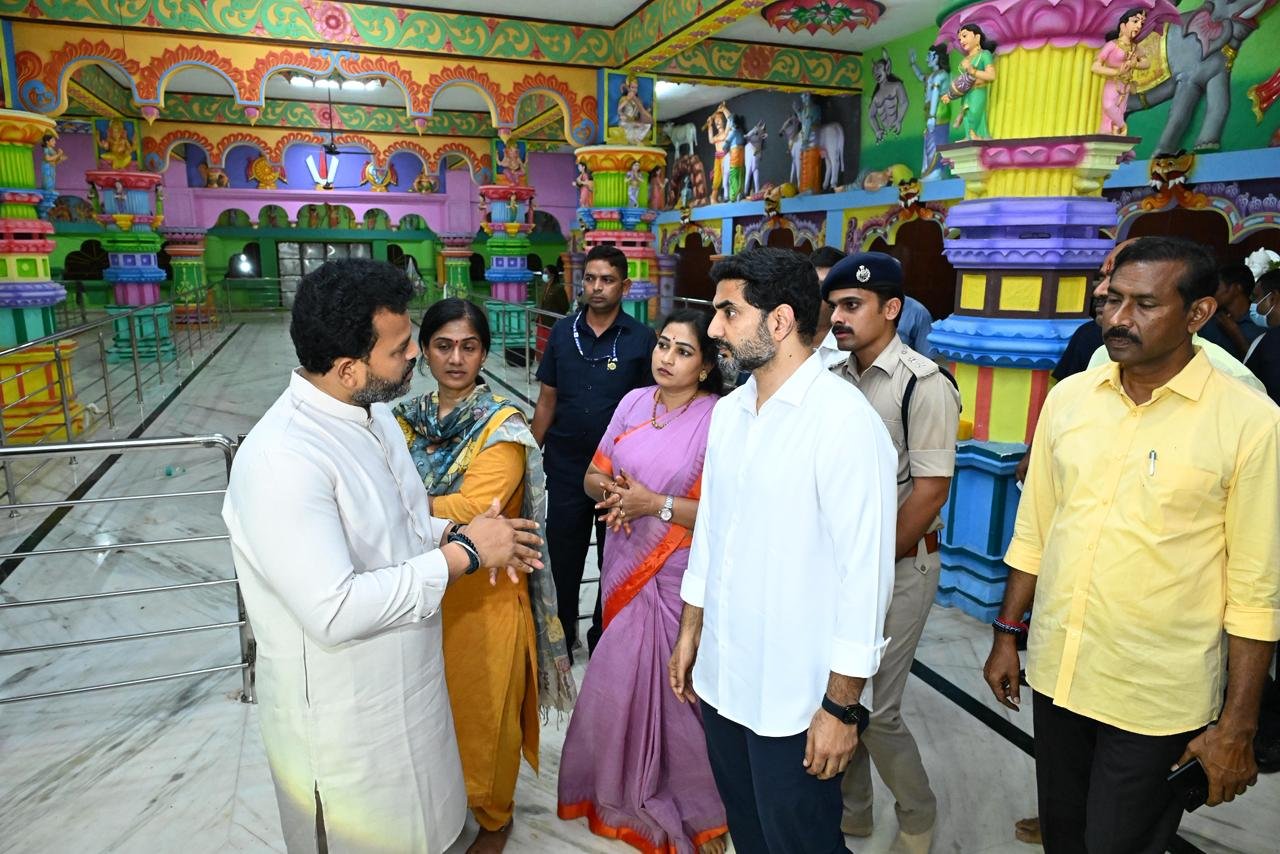 కాశిబుగ్గ సంఘటన స్థలాన్ని పరిశీలించిన మంత్రి నారాలోకేష్ కాశిబుగ్గ సంఘటన స్థలాన్ని పరిశీలించిన మంత్రి నారాలోకేష్