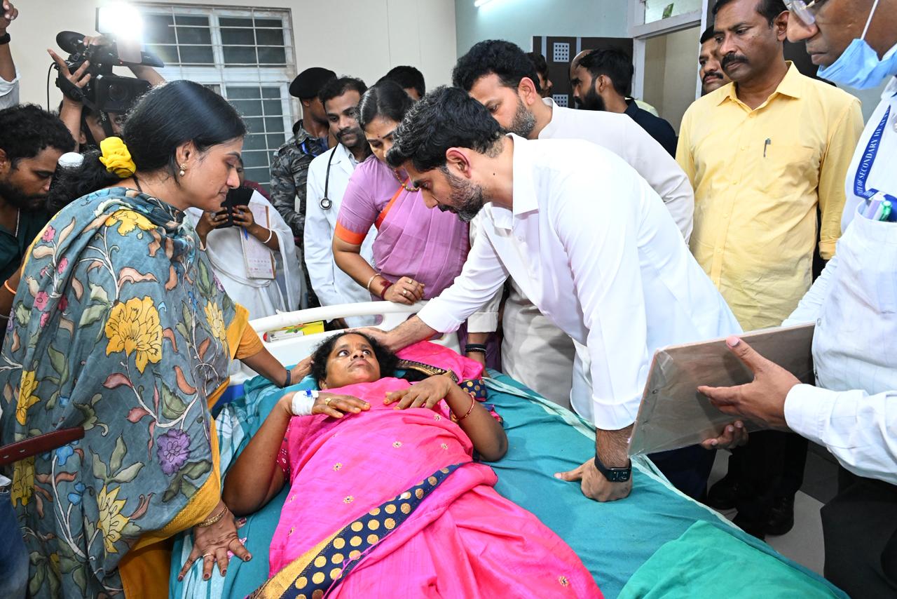 బాధితులను పరామర్శించిన మంత్రులు బాధితులను పరామర్శించిన మంత్రులు