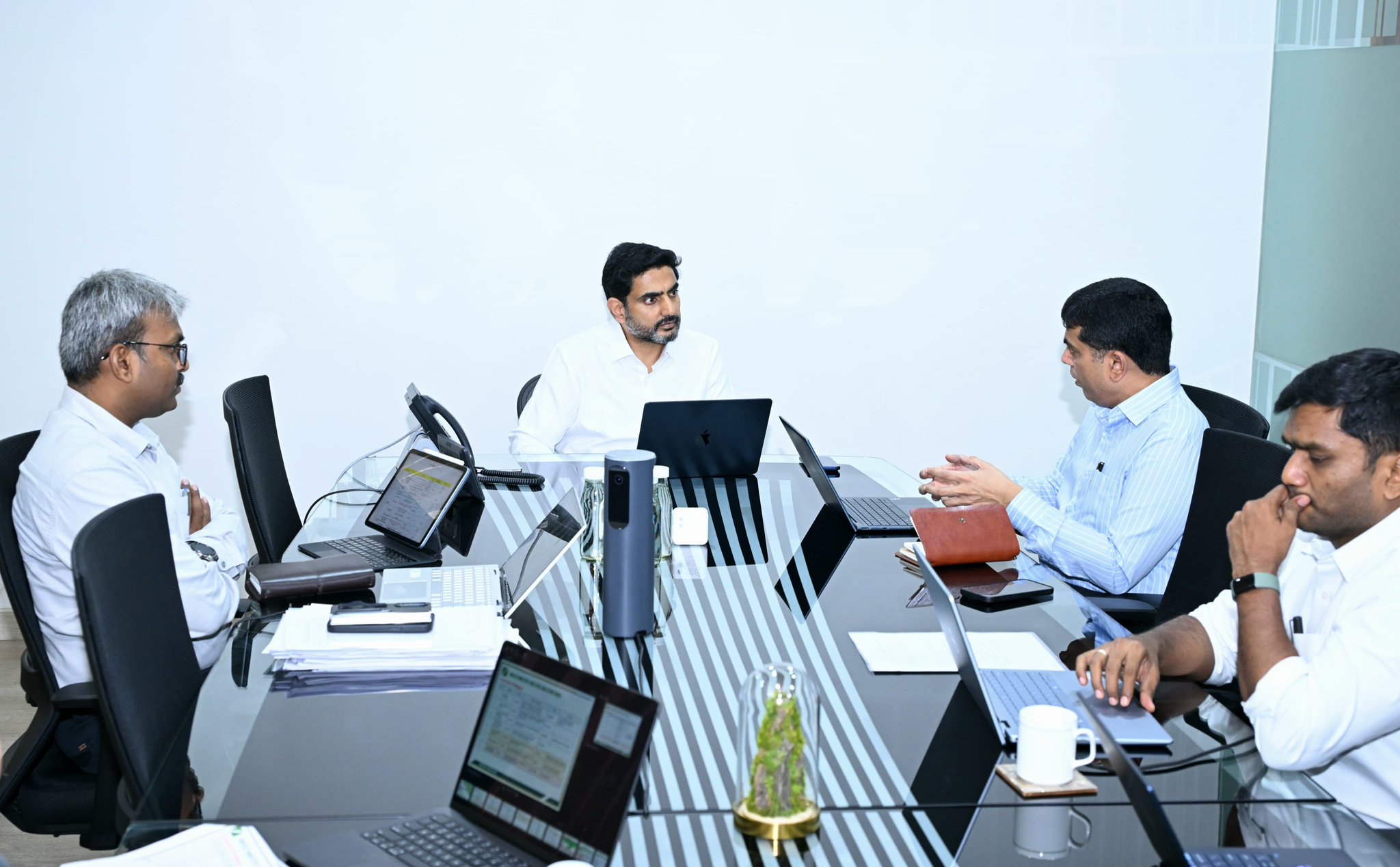 ఉన్నత విద్యాశాఖ పై అధికారులతో సమీక్ష సమావేశం నిర్వహించిన మంత్రి నారా లోకేష్ ఉన్నత విద్యాశాఖ పై అధికారులతో సమీక్ష సమావేశం నిర్వహించిన మంత్రి నారా లోకేష్