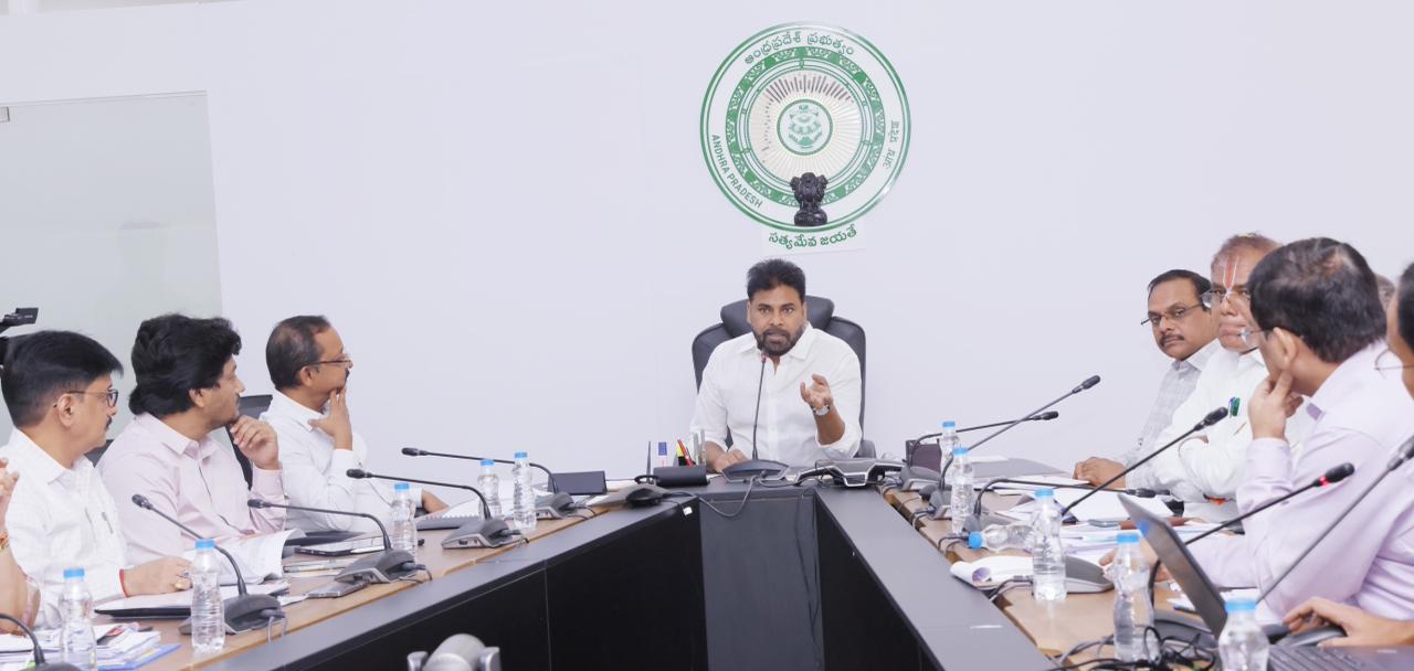 పల్లె పండుగ నిర్వహించేందుకు అధికారులు సిద్ధంగా ఉండాలి : ఉపముఖ్యమంత్రి పవన్ కళ్యాణ్ పల్లె పండుగ నిర్వహించేందుకు అధికారులు సిద్ధంగా ఉండాలి : ఉపముఖ్యమంత్రి పవన్ కళ్యాణ్