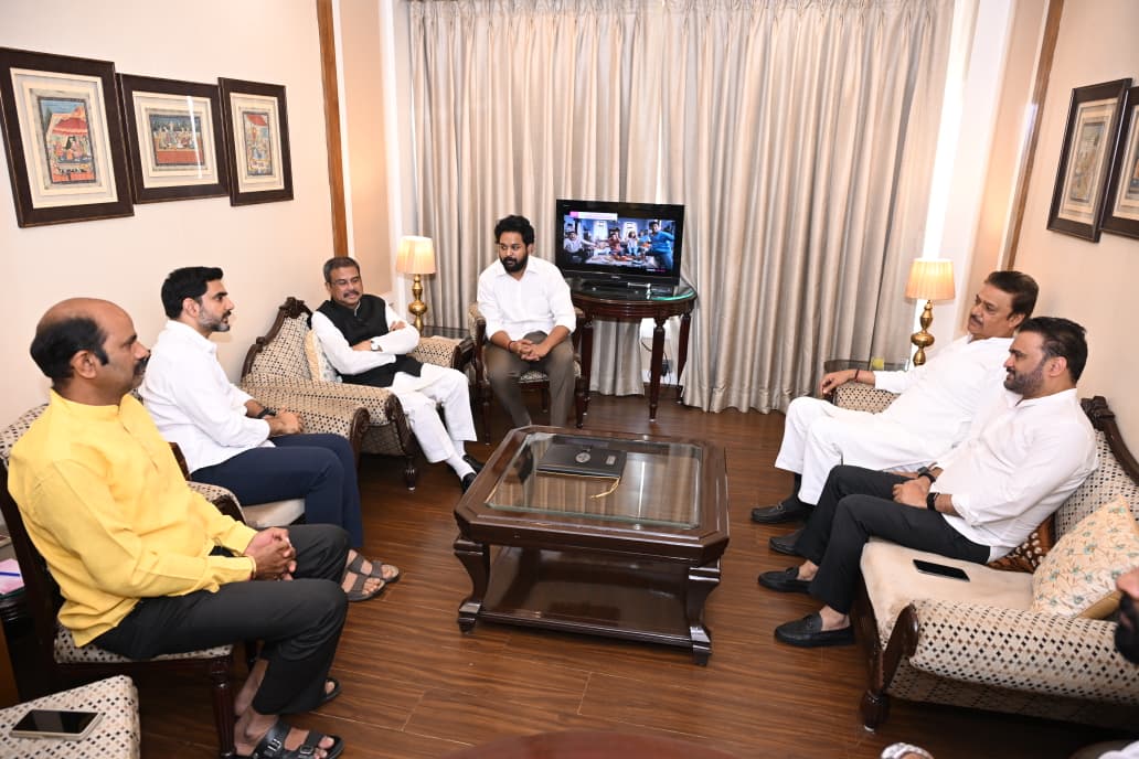 కేంద్ర విద్యా శాఖ మంత్రి తో సమావేశమైన నారా లోకేష్ కేంద్ర విద్యా శాఖ మంత్రి తో సమావేశమైన నారా లోకేష్