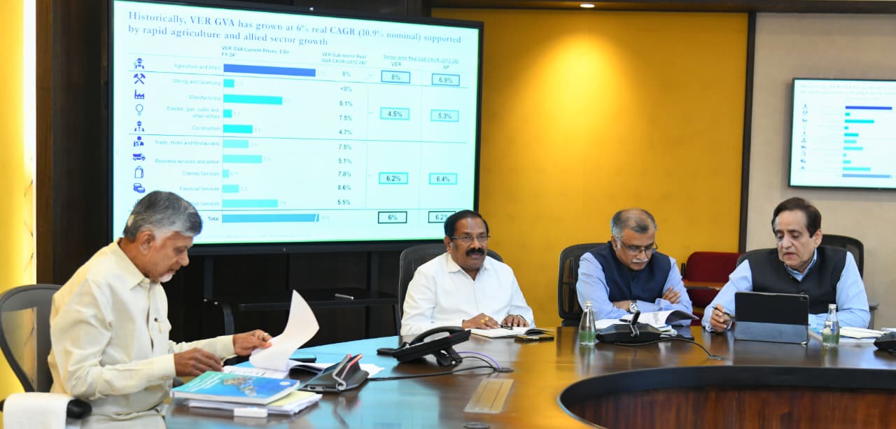 ఉన్నత స్థాయి అధికారులతో సమీక్ష నిర్వహించిన ముఖ్యమంత్రి చంద్రబాబు ఉన్నత స్థాయి అధికారులతో సమీక్ష నిర్వహించిన ముఖ్యమంత్రి చంద్రబాబు