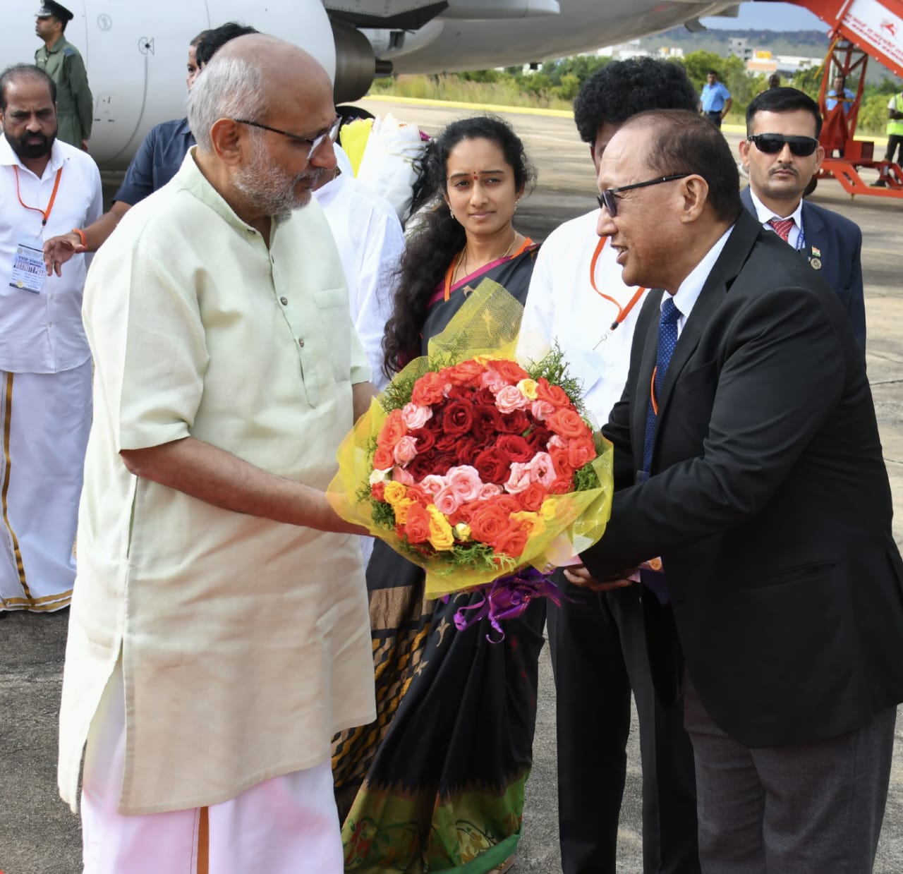 ఉప రాష్ట్రపతి రాధాకృష్ణన్ కు ఘన స్వాగతం పలికిన ముఖ్యమంత్రి చంద్రబాబు