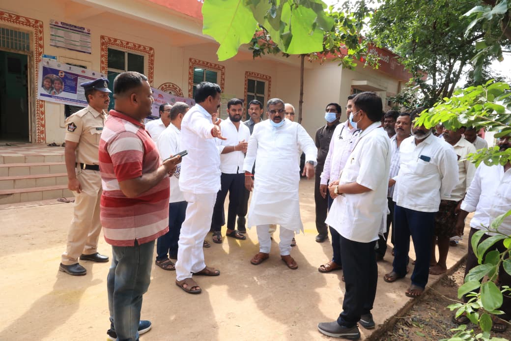 ల్యాబ్ ఏర్పాటుకు స్థల పరిశీలన చేసిన ఎమ్మెల్యే కోట్ల ల్యాబ్ ఏర్పాటుకు స్థల పరిశీలన చేసిన ఎమ్మెల్యే కోట్ల