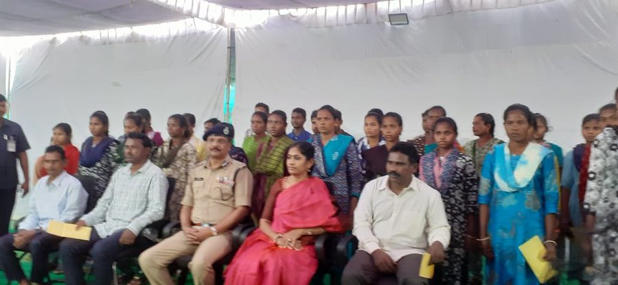 పోలీసుల ముందు లొంగిపోయిన 37 మంది మావోయిస్టులు పోలీసుల ముందు లొంగిపోయిన 37 మంది మావోయిస్టులు